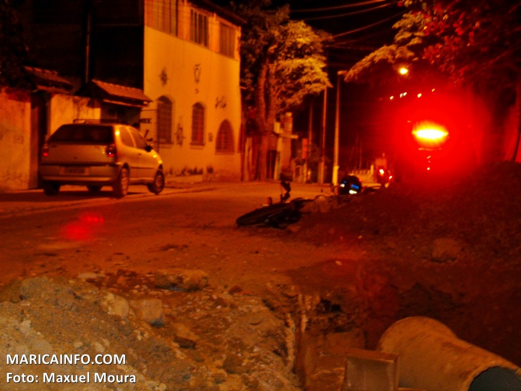 Obra da prefeitura sem sinalização ocasionou o acidente que deixou um ferido no Flamengo, bairro de Maricá. (Foto: Maxuel Moura | Maricá Info)