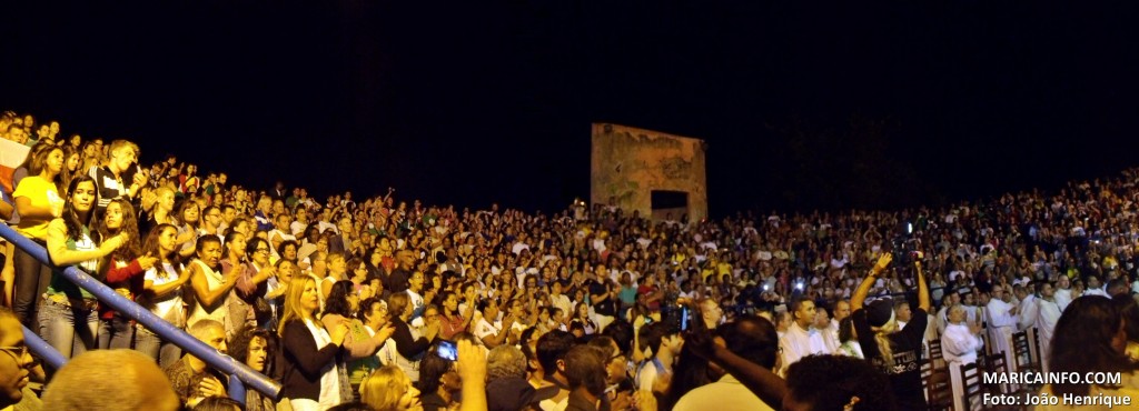 Cerca de 1500 fiéis lotaram o anfiteatro na praça Orlando de Barros Pimentel. (Foto: João Henrique | Maricá Info)