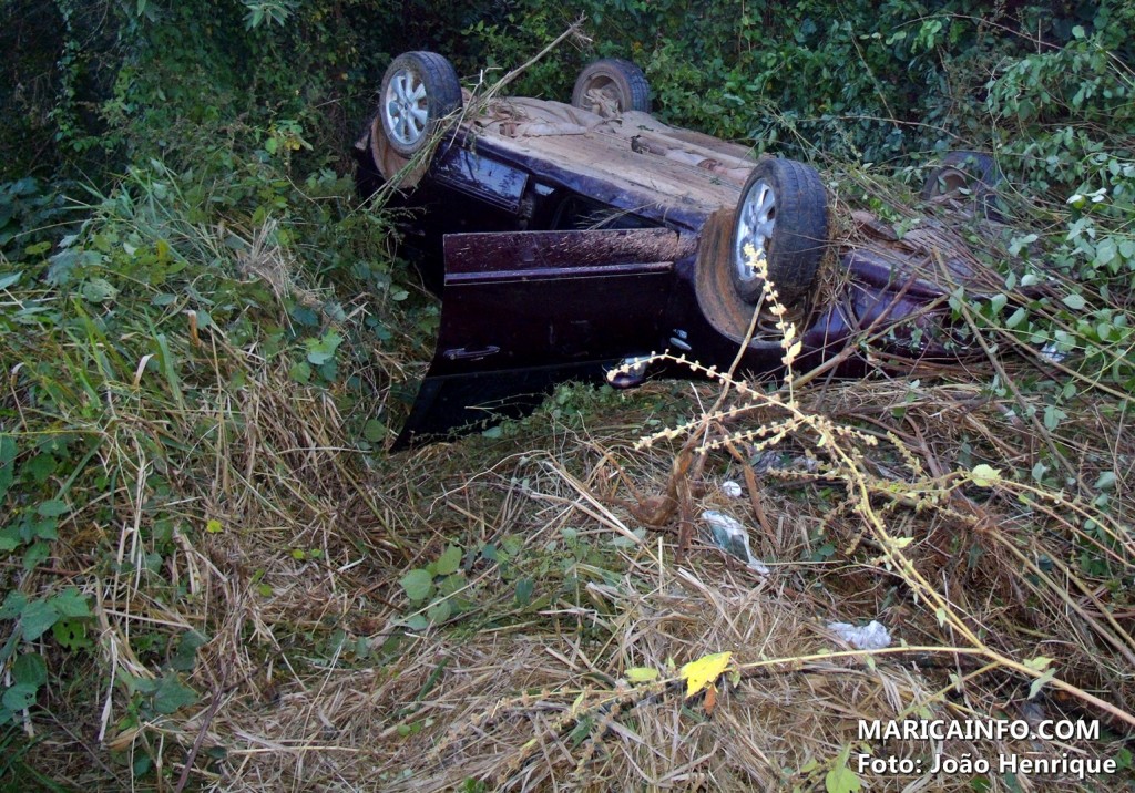 Ao desviar de um buraco, motorista perdeu o controle do veículo. (Foto: João Henrique | Maricá Info)