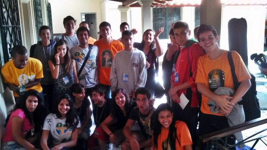 Jovens Italianos e Brasileiros no Sal da Terra, no Centro de Maricá. (Foto: Matheus Policarpo)