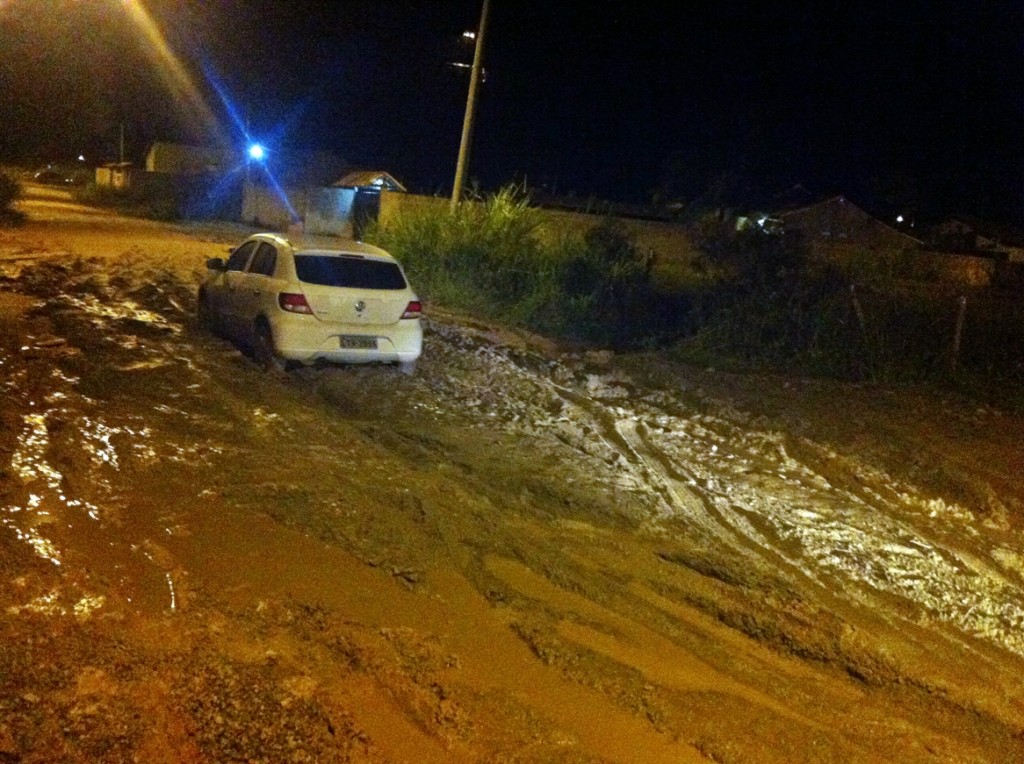 Carro atola em lamaçal na esquina da antiga Avenida Dois com a rua 71. (Foto: Carlos Alonso)