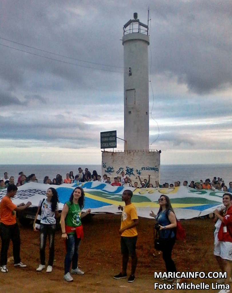 Eles estenderam o bandeirão da JMJ 2013 no Farol de Ponta Negra. (Foto: Michelle Lima | Maricá Info)