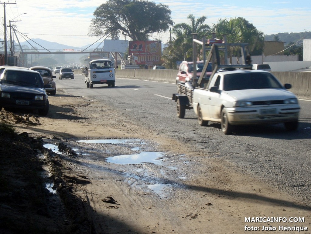 Faixa de terra invade pistas da rodovia Amaral Peixoto em Maricá. (Foto: João Henrique | Maricá Info)