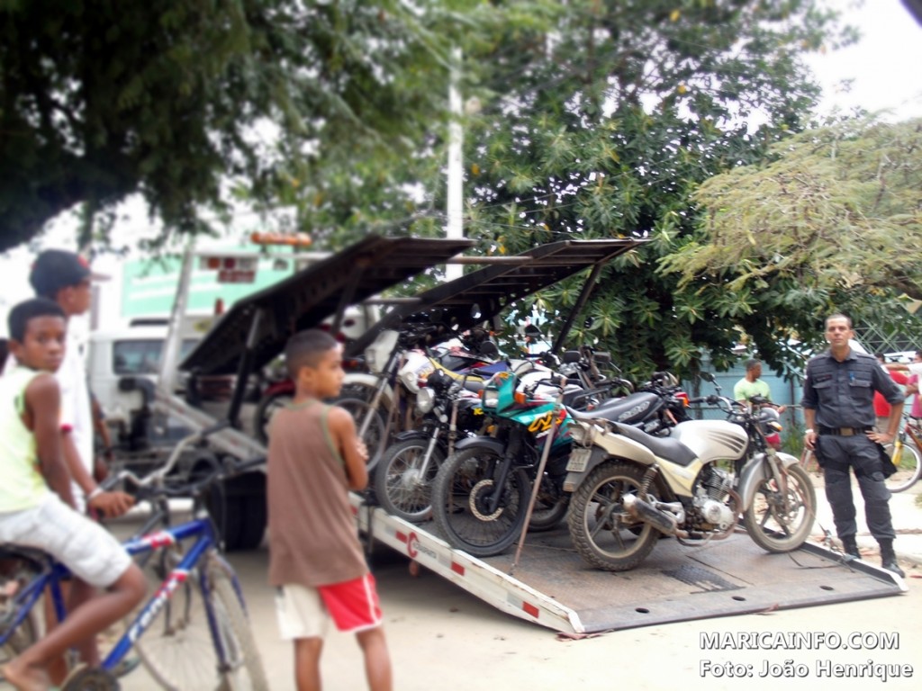 Polícia retira motos irregulares de circulação em São José do Imbassaí. (Foto: João Henrique | Maricá Info)
