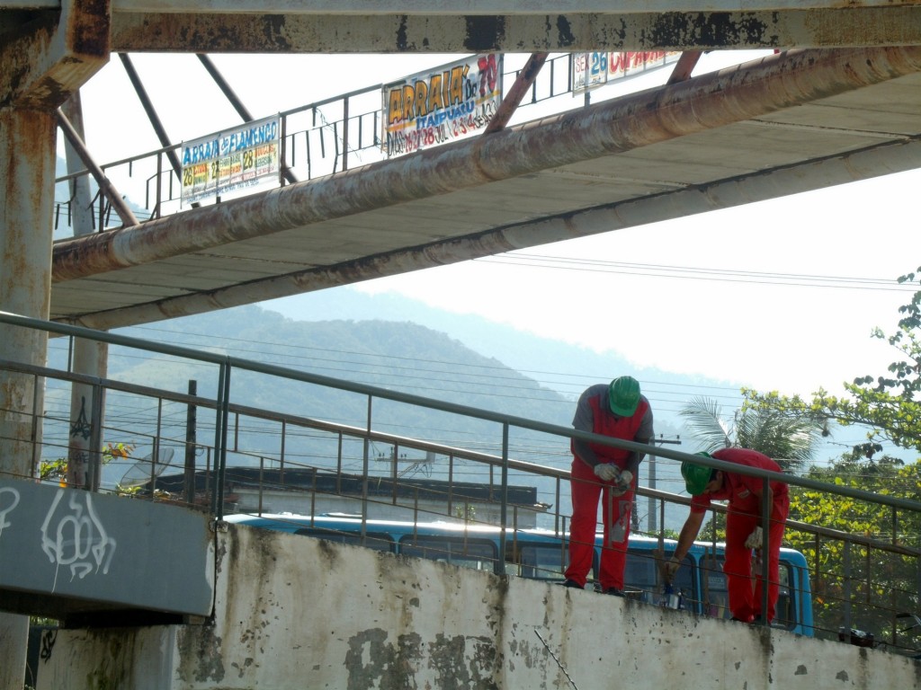 Funcionários do DER realizam a pintura da passarela. (Foto: João Henrique | Maricá Info)