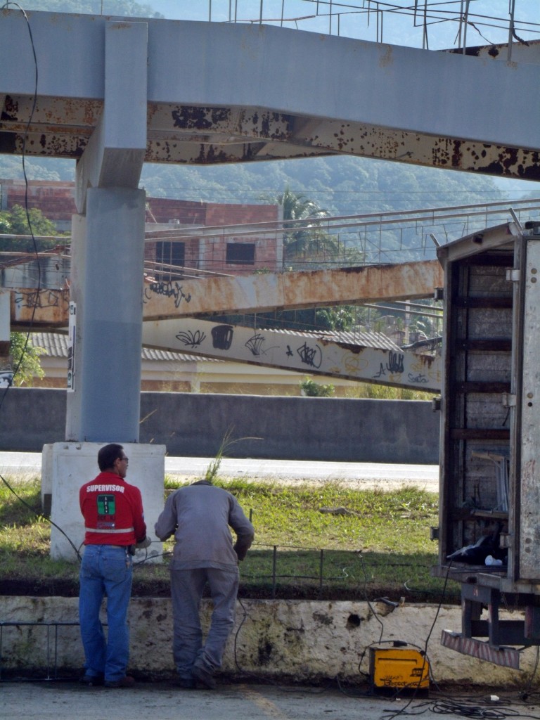 Soldadores trabalham no reparo dos guarda-corpos da passarela de São José do Imbassaí. (Foto: João Henrique | Maricá Info)