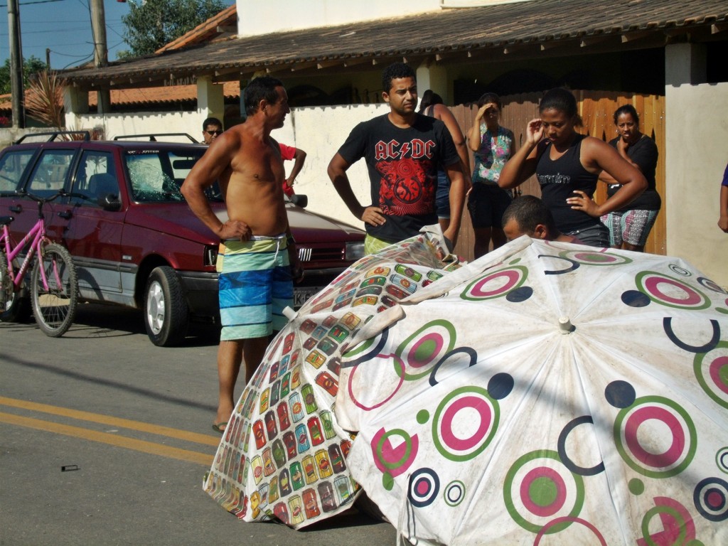 Populares colocaram guarda-sóis para proteger o idoso do sol. (Foto: João Henrique | Maricá Info)