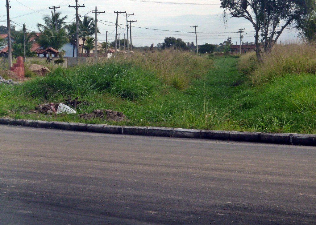 Prefeitura colocou passagem de água para canal assoreado no Manu Manuela. (Foto: João Henrique | Maricá Info)