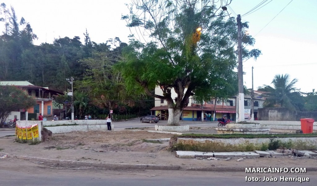 Praça completamente abandonada em Bambuí. (Foto: João Henrique | Maricá Info)