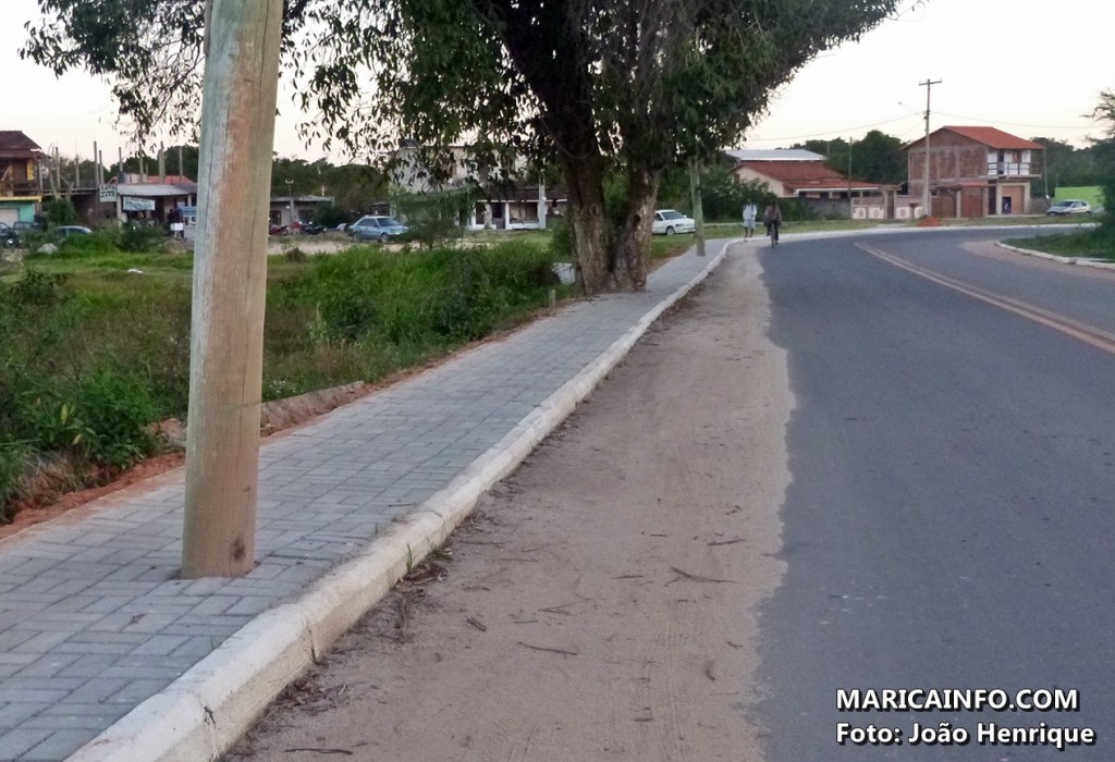 Calçada estreita e com obstáculos arquitetônicos foi feita pela prefeitura. (Foto: João Henrique | Maricá Info)