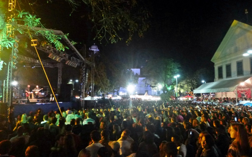 Público lotou a praça Orlando de Barros Pimentel. (Foto: João Henrique | Maricá Info)