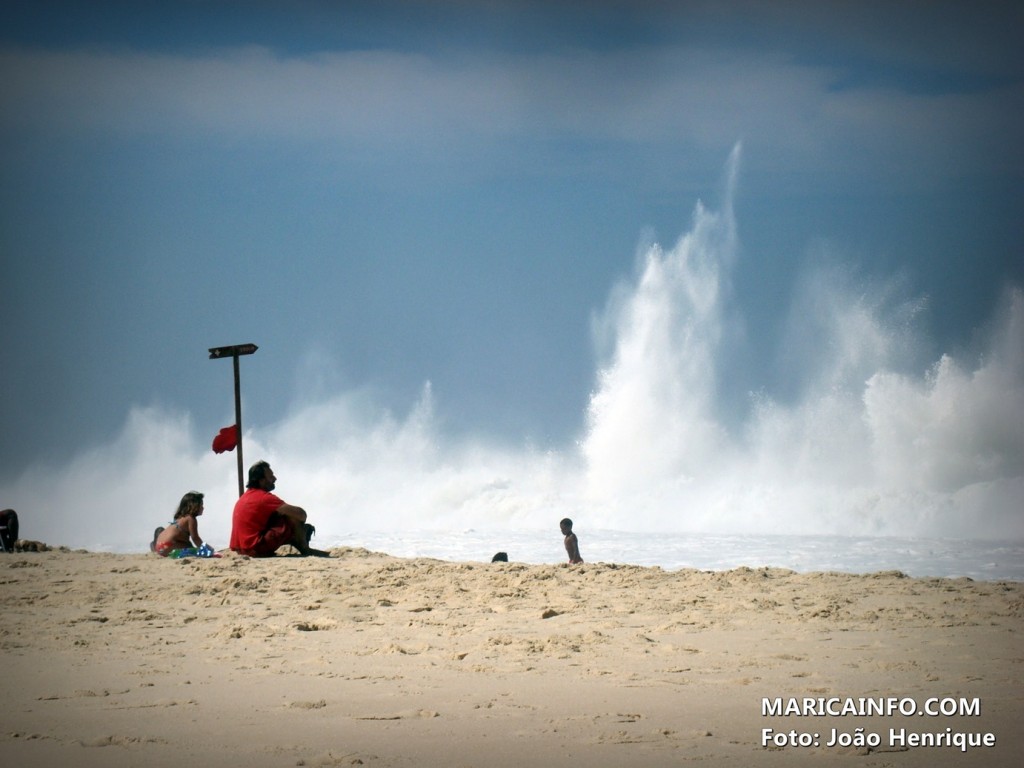 Ondas de até três metros atingem as praias de Maricá. (Foto: João Henrique | Maricá Info)
