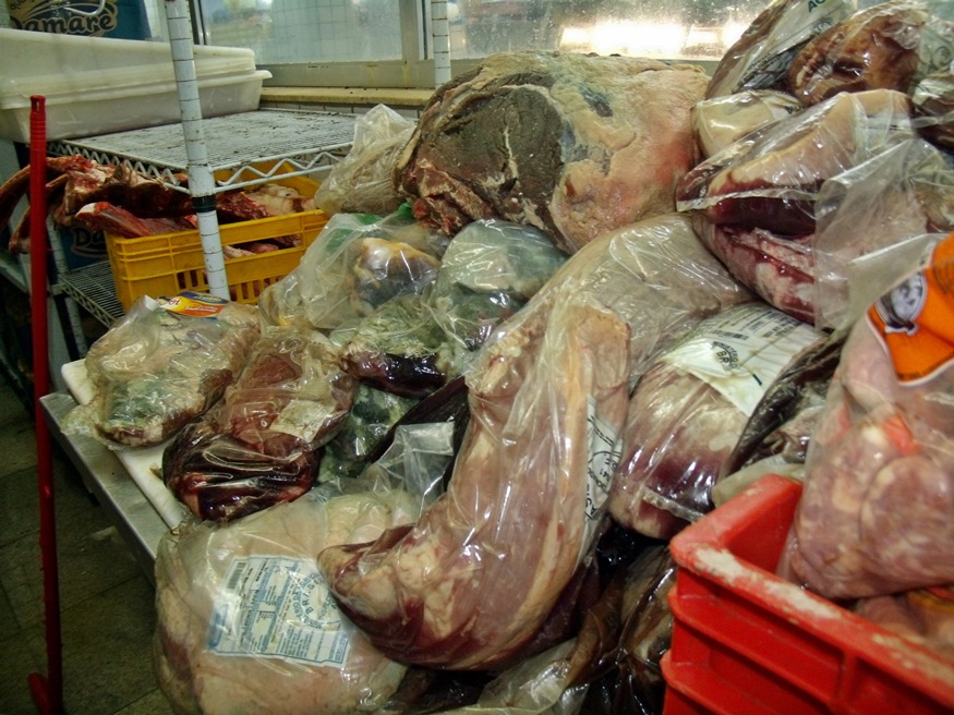 Toneladas de carne estragadas foram encontradas e apreendidas. (Foto: MaricáInfo.com)