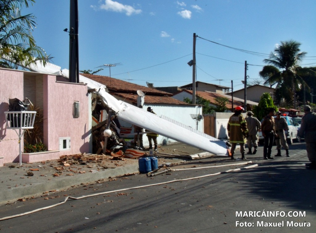 Avião colidiu com o muro de uma residência no Centro de Maricá. (Foto: Maxuel Moura | MaricáInfo.com)
