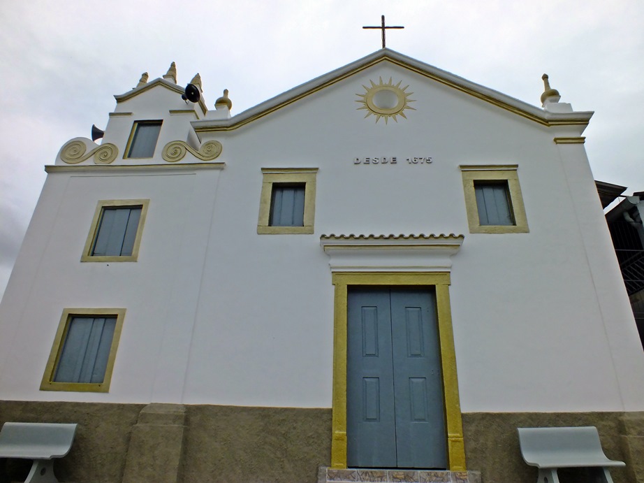 Paróquia de São José do Imbassaí ganhou novas cores e iluminação na fachada. (Foto: João Henrique | Maricá Info)