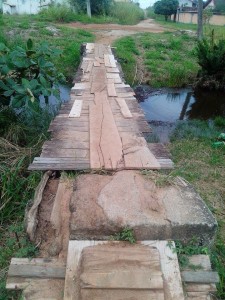 Ponte quebrada na rua 116, no Jardim Atlântico. (foto: Itaipuaçu Site)