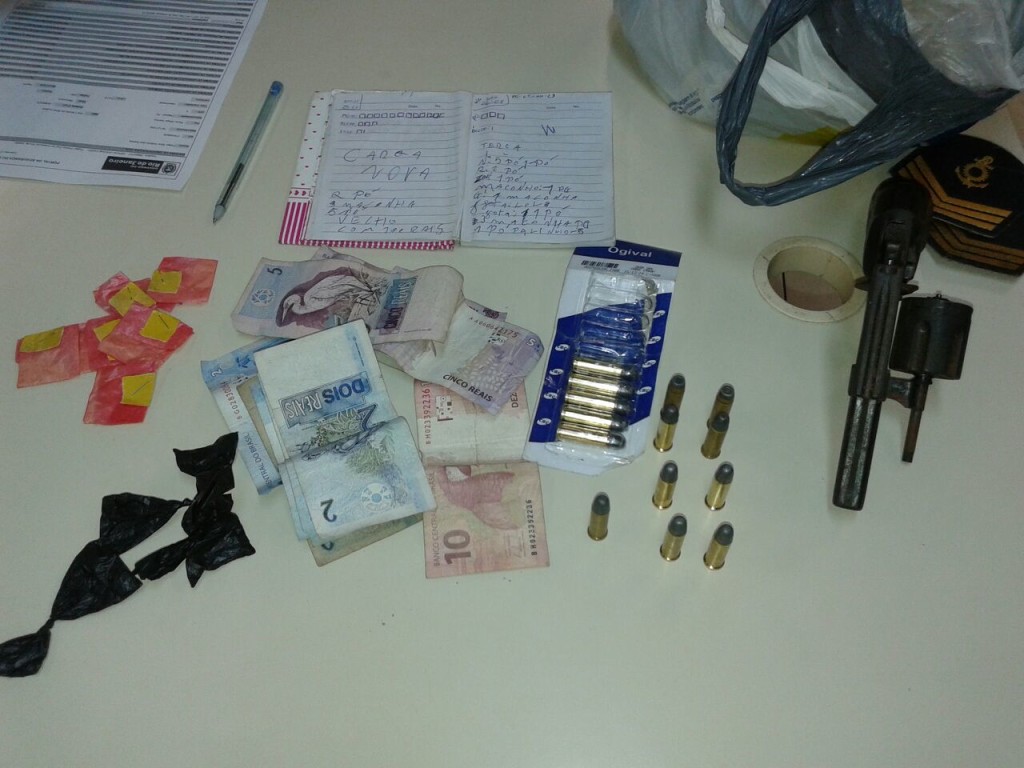 Na casa de Felipe foram encontrados drogas, dinheiro, munições, uma arma e duas divisas de sargento, além de um caderno de anotações do tráfico. (fotos: Mauro Luis | Maricá Info)