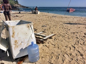 Objetos estão espalhados  na areia da praia da Ponta da Galeta, em Ponta Negra (Maricá). (fotos: João Henrique | Maricá Info)