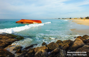 Barco de 26 metros de comprimento ainda está na praia de Ponta Negra. (fotos: João Henrique / Maricá Info)