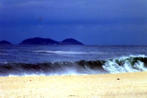 Ondas de até 2,5 metros atingem as praias de Maricá. (fotos: João Henrique | Maricá Info)