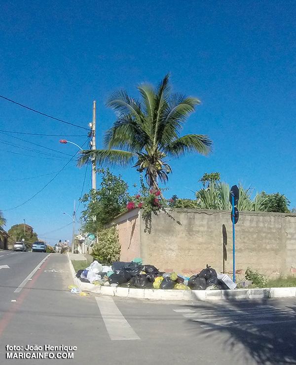 Lixo acumulado no bairro de Cordeirinho na manhã desta quinta-feira (08).