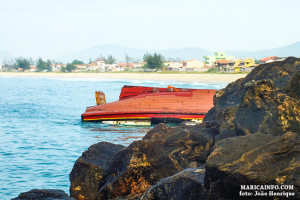 Barco atuneiro pode ter batido em uma pedra durante a madrugada. Estima-se que 8 mil litros de óleo diesel estejam nos tanques da embarcação. (fotos: João Henrique / Maricá Info)