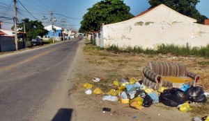 Em Cordeirinho, lixo se acumula em esquinas. (foto: João Henrique / Maricá Info)