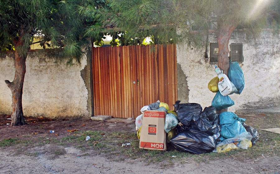 Moradores incomodados com lixo acumulado. (fotos: João Henrique / Maricá Info)