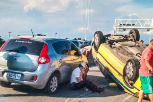 Três pessoas ficaram feridas em grave acidente na Ponte Rio-Niterói. (foto: Tiago dos Santos / Whatsapp)