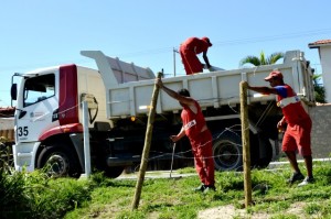 Funcionários da Prefeitura retiraram cerca de área de preservação ambiental. (fotos: Fernando Silva / PMM)