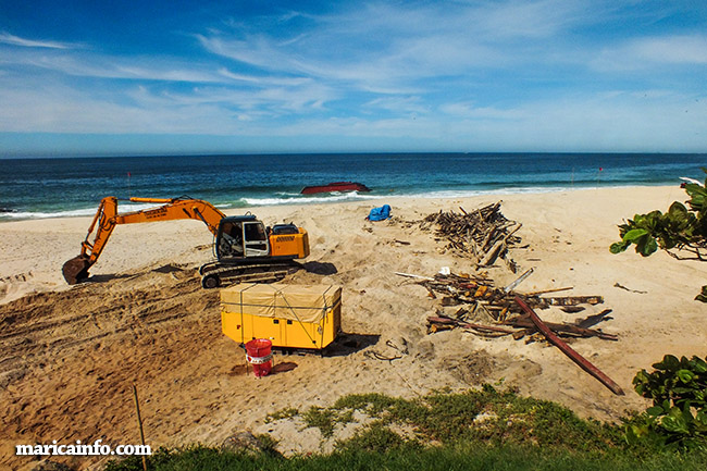 Escavadeira tenta a retirada da embarcação da praia. (fotos: João Henrique / Maricá Info)