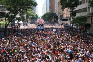 Bloco reúne multidão na cidade do Rio de Janeiro. (fotos: Hoton Ventura)
