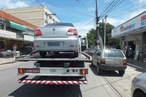 Carro foi lacrado e conduzido para o Pátio Legal da Prefeitura de Maricá, em São José. (fotos: João Henrique | Maricá Info)