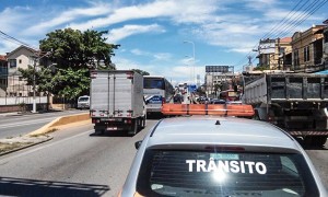 Funcionários do Comperj ocupam o vão central da ponte Rio-Niterói e congestionamento quilométrico se forma. (foto: Flávio Buarque)