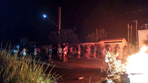 Moradores protestaram contra a falta de energia elétrica fechando estradas e rodovias em Maricá. (foto: Renan Mendonça / Whatsapp Maricá Info)