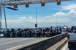 Tudo parado na ponte Rio Niterói nos dois sentidos. Motociclistas aguardam liberação da ponte. (foto: Flávio Buarque)