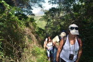No topo da Pedra de Itaocaia, os participantes terão uma visão privilegiada das praias, lagoas e da Pedra do Elefante, que também fica em Itaipuaçu. (foto: Clarildo Menezes)