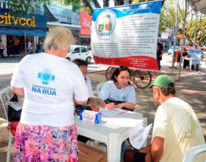 Ação para moradores em situação de rua ocorreu no Centro da cidade e contou com a parceria de diferentes secretarias e programas. (foto: Clarildo Menezes)