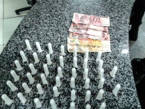 Pinos de cocaína e dinheiro espécie foram encontrados com 'Nero'. (fotos: Mauro Luis / Maricá Info)