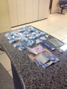 Foram apreendidos 16 pinos de cocaína e uma trouxinha de maconha, além de dinheiro. (foto: Mauro Luis / Maricá Info)