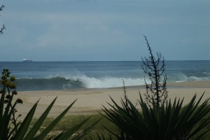 Ondas de até dois metros atingem o litoral de Maricá. (foto: João Henrique / Maricá Info)