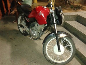 Moto Honda CG Fan estava sem placa e é roubada. (fotos: Mauro Luis / Maricá Info)
