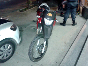 Moto roubada foi recuperada pela PM. (fotos: Mauro Luis / Maricá Info)