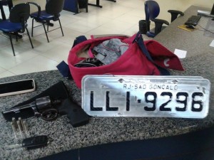Arma e munições apreendidas pela PM junto com a placa original do veículo, que é roubado. (fotos: Mauro Luis / Maricá Info)