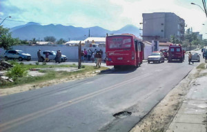 De acordo com o motorista do Volkswagen Saveiro, ônibus teria tentado ultrapassar em local proibido. (foto: MARICAINFO.COM)