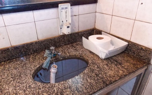 Banheiros com pias quebradas, sem sabonete e sem limpeza. Descaso total. (fotos: Pery Salgado / Barão de Inohan)