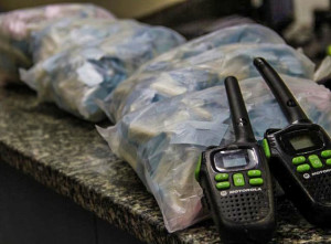 Na ação, policiais militares apreenderam grande quantidade de drogas e quatro rádios transmissores (Foto: Filipe Aguiar)