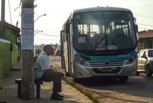 Ônibus da Costa Leste enguiçado logo pela manhã em Cordeirinho. (foto: João Henrique / Maricá Info) 