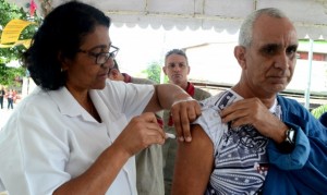 Adultos com 60 anos ou mais devem ser vacinados contra a gripe Influenza, uma infecção viral aguda que afeta o sistema respiratório. (foto: Clarildo Menezes)