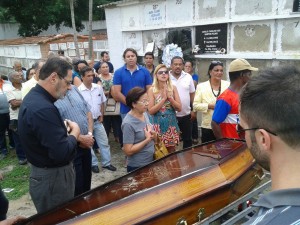 Familiares e amigos se despediram de Jairo Moro, ex-vereador de Maricá. (fotos: Mauro Luis / Maricá Info)